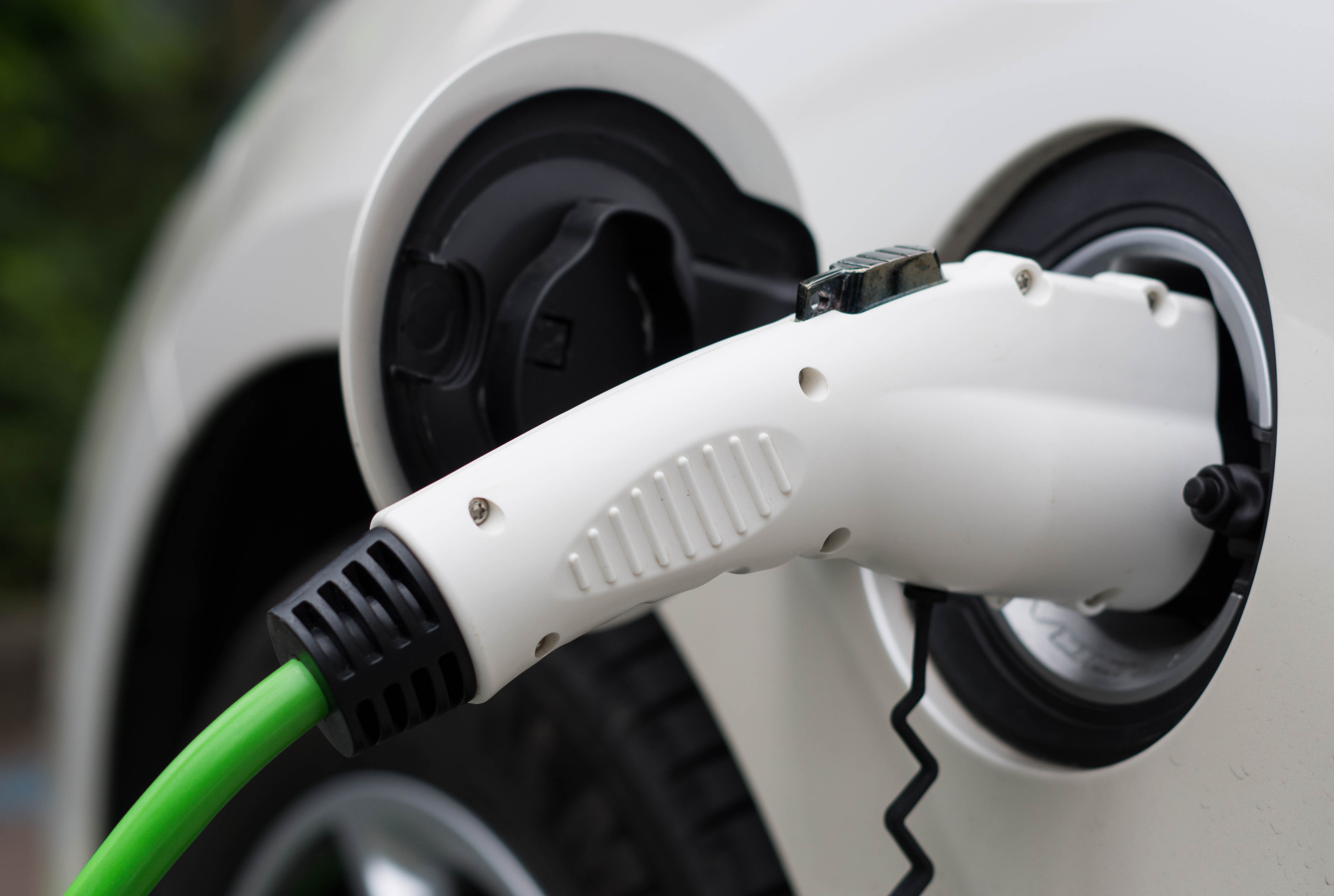 Wat is de werkelijke actieradius van elektrische auto’s? We zetten het voor je op een rij.