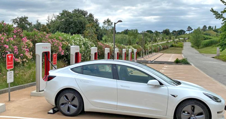 Tesla opladen in schitterende omgeving in Frankrijk
